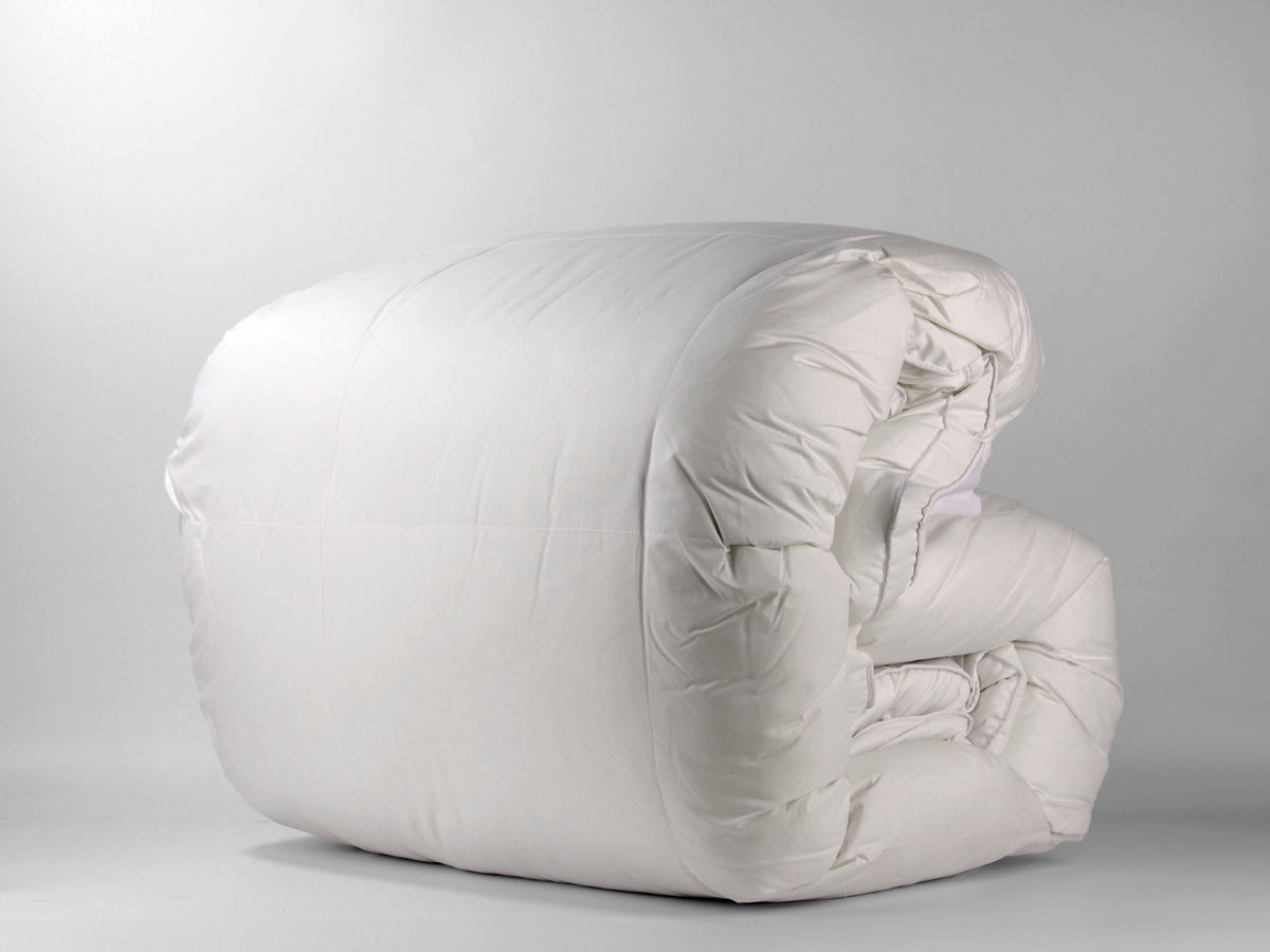 Topper matrimoniale NIVES bianco da 170 × 200 cm con imbottitura in vera piuma d’oca.