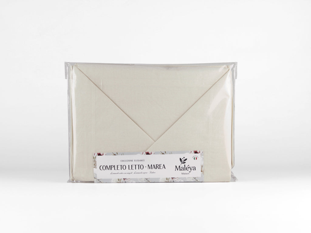 Completo letto MAREA per letto francese a tinta unita beige con lenzuolo sopra, sotto con angoli e biancheria coordinata.