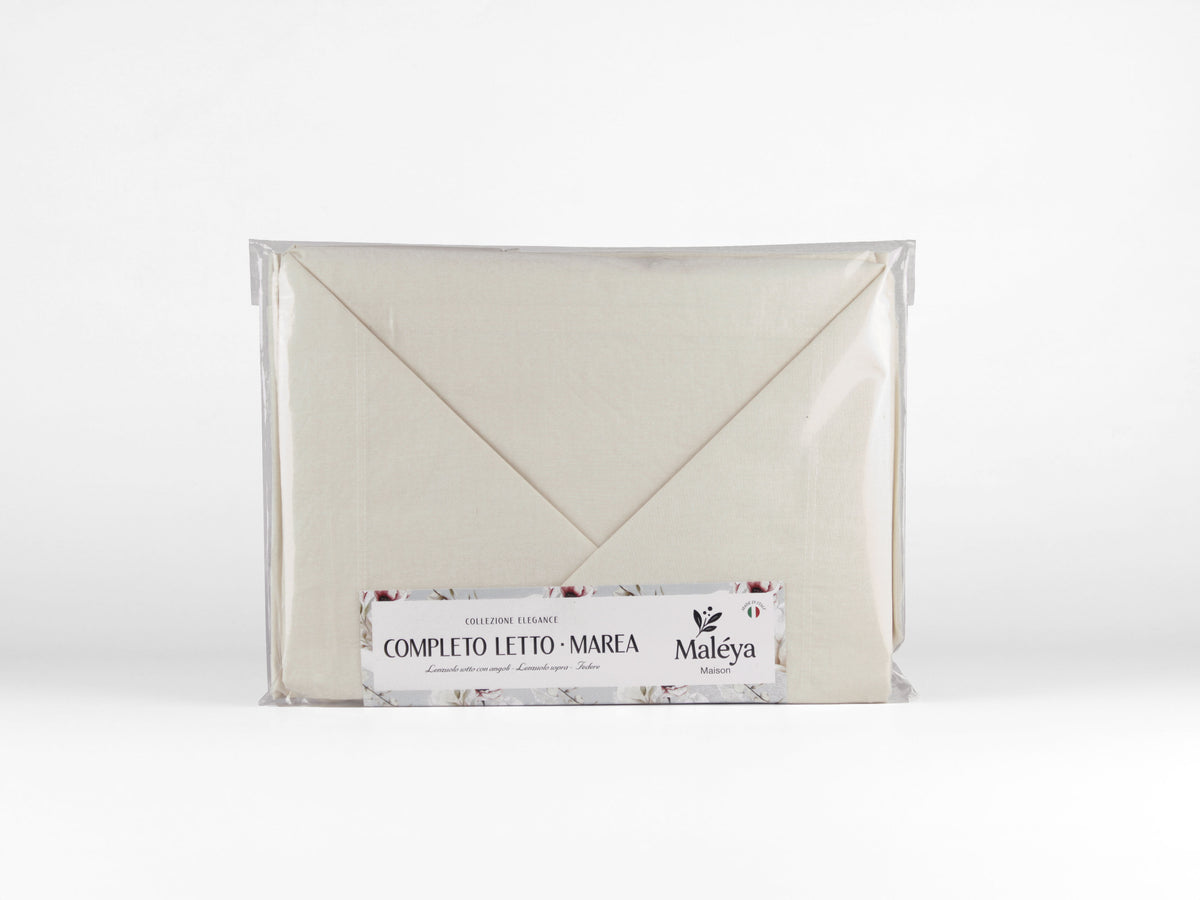 Completo letto MAREA per letto francese a tinta unita beige con lenzuolo sopra, sotto con angoli e biancheria coordinata.