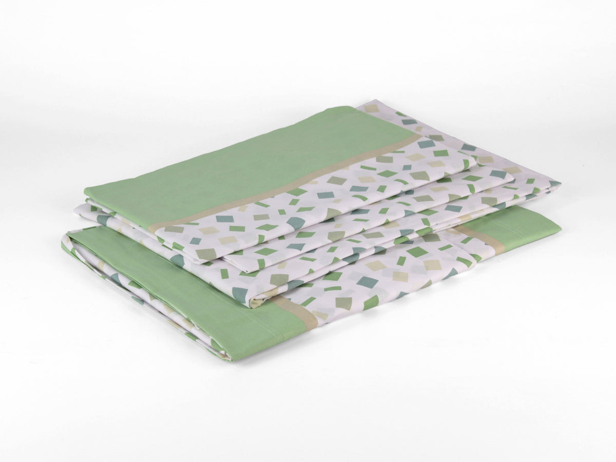 Completo letto DRIMIA PARTY con fantasia geometrica azzurra, verde acqua e grigia. Disponibile in diverse taglie.