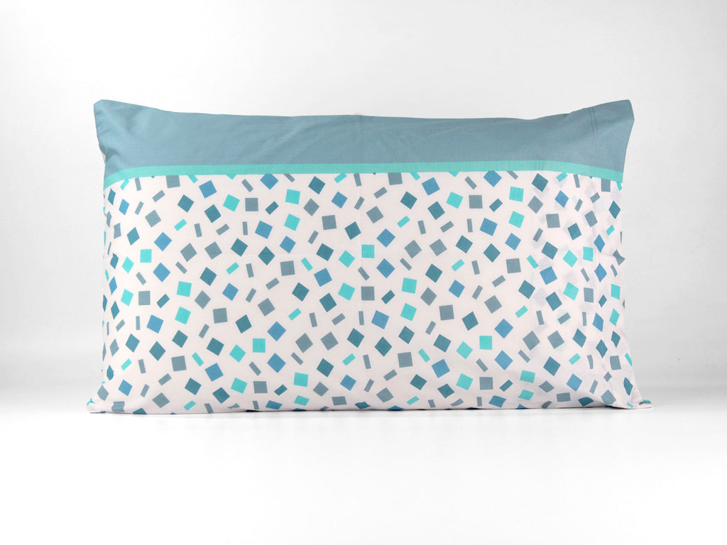 Completo letto DRIMIA PARTY con fantasia geometrica azzurra, verde acqua e grigia. Disponibile in diverse taglie.