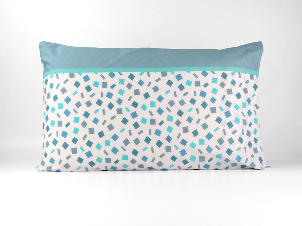 Completo letto DRIMIA PARTY con fantasia geometrica azzurra, verde acqua e grigia. Disponibile in diverse taglie.