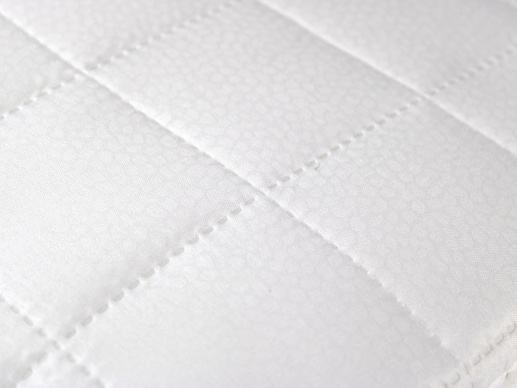 Coprirete MORGANA bianco da 1 piazza e mezza, misura 120×190 cm, con laccetti agli angoli.