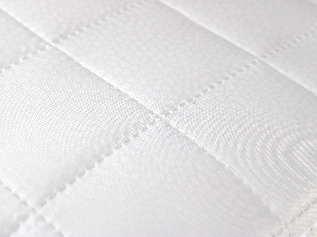 Coprirete MORGANA bianco da 1 piazza e mezza, misura 120×190 cm, con laccetti agli angoli.