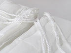 Coprirete singolo MORGANA bianco da 80×190 cm in microfibra con laccetti agli angoli.