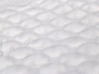 Coprimaterasso ALMA matrimoniale bianco con trapuntatura massaggiante e elastico agli angoli.
