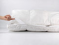 Topper matrimoniale NIVES bianco da 170 × 200 cm con imbottitura in vera piuma d’oca.