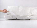 Topper matrimoniale NIVES bianco da 170 × 200 cm con imbottitura in vera piuma d’oca.