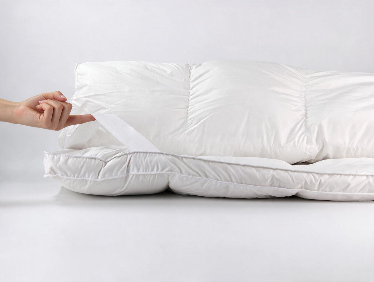 Topper matrimoniale NIVES bianco da 170 × 200 cm con imbottitura in vera piuma d’oca.