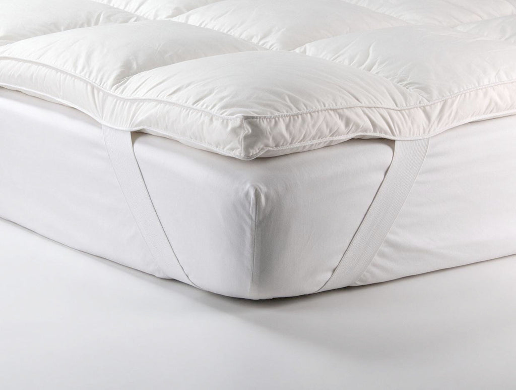 Topper matrimoniale NIVES bianco da 170 × 200 cm con imbottitura in vera piuma d’oca.