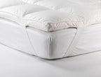 Topper matrimoniale NIVES bianco da 170 × 200 cm con imbottitura in vera piuma d’oca.