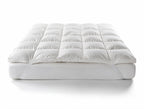 Topper matrimoniale NIVES bianco da 170 × 200 cm con imbottitura in vera piuma d’oca.