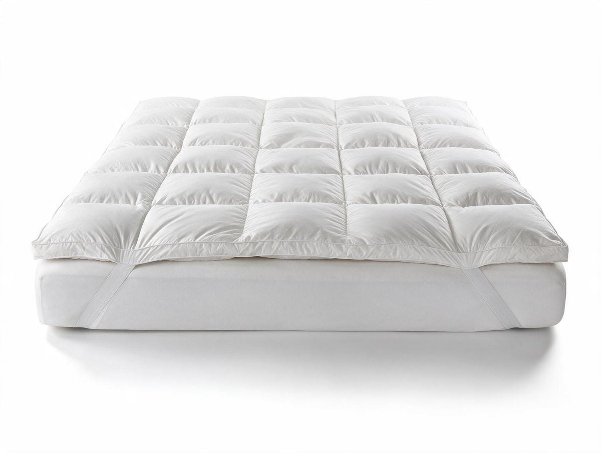 Topper matrimoniale NIVES bianco da 170 × 200 cm con imbottitura in vera piuma d’oca.