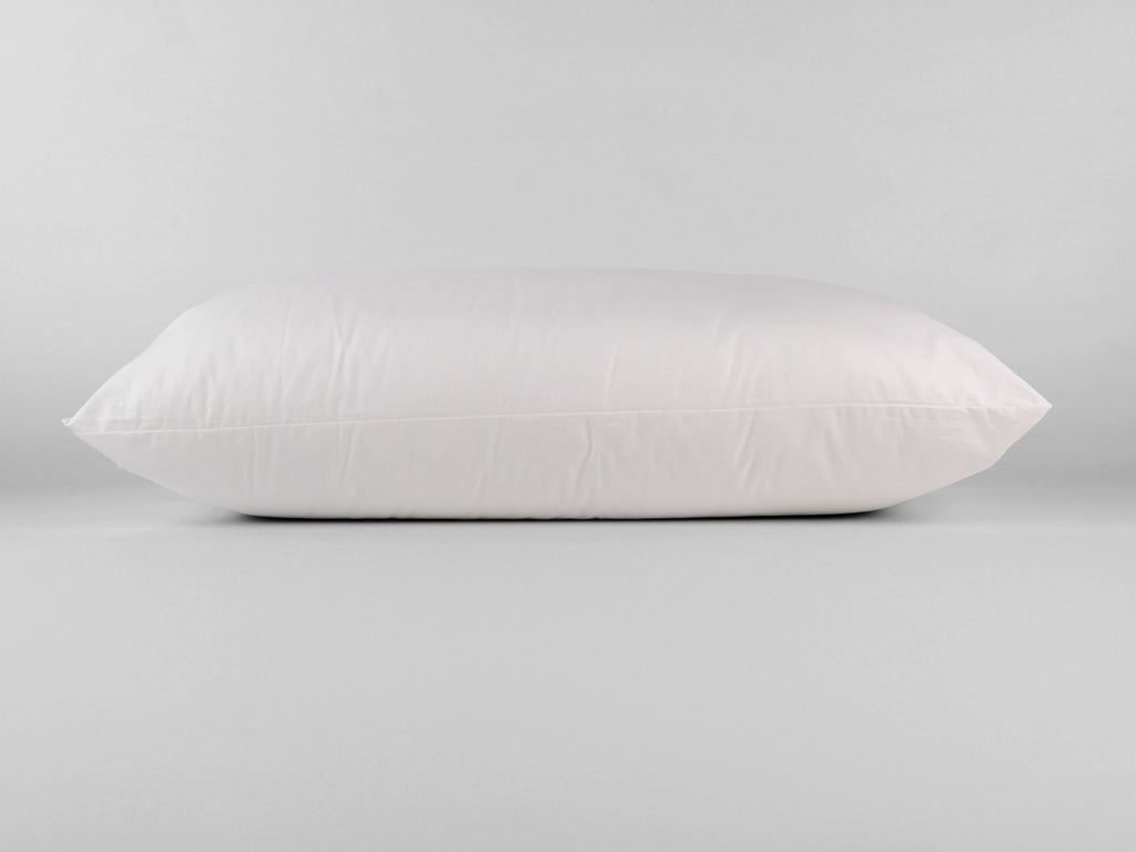 Guanciale ANIA bianco extra soffice con imbottitura in fibre siliconate e federa traspirante in cotone percalle.