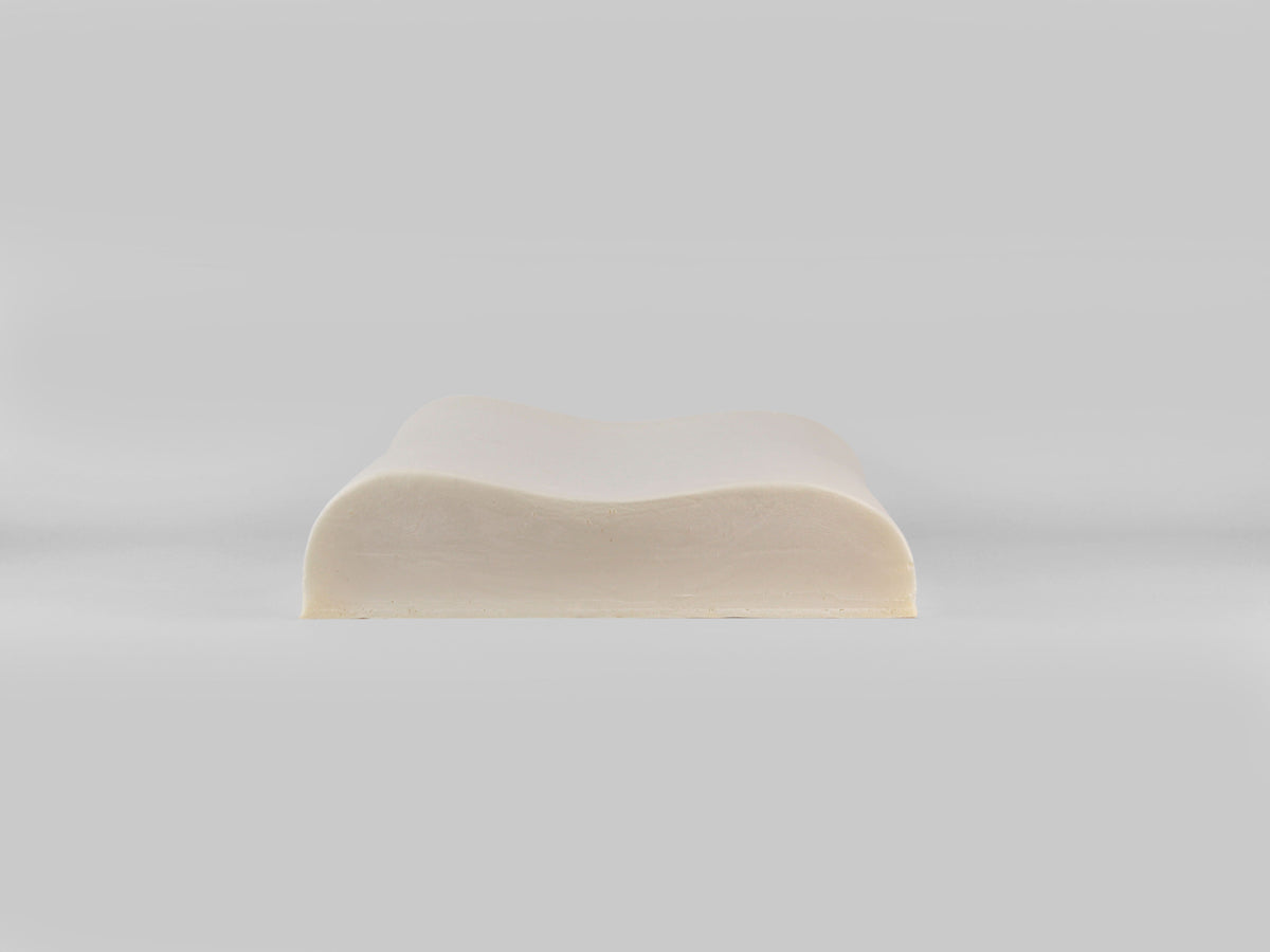 Guanciale NALEA bianco in memory foam cervicale con profilo ergonomico sagomato.