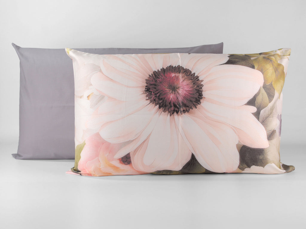 Completo letto matrimoniale FLORA con grande fantasia floreale e quattro federe coordinate.