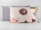 Completo letto matrimoniale FLORA con grande fantasia floreale e quattro federe coordinate.