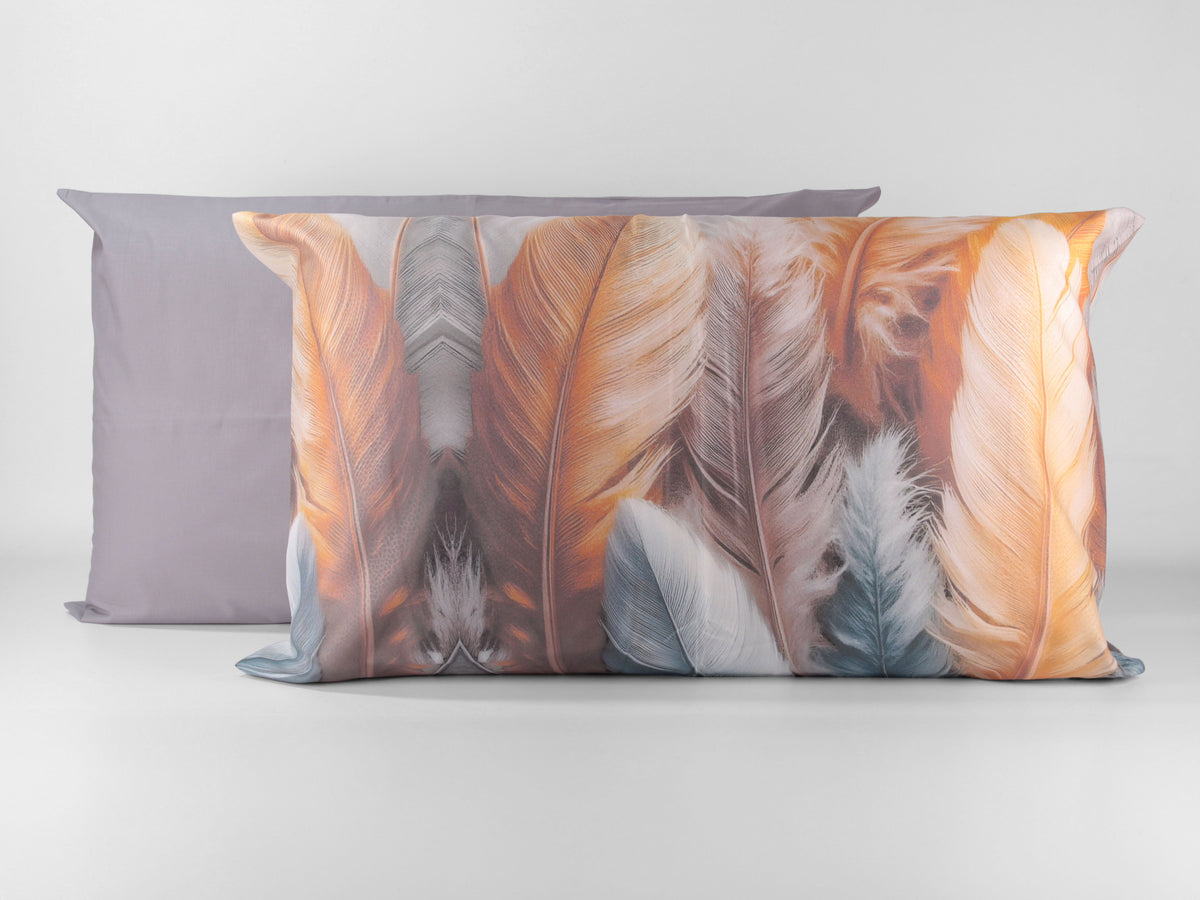 Completo letto matrimoniale INDIA con fantasia di piume nei toni arancio, marrone, grigio e azzurro.