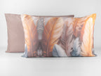 Completo letto matrimoniale INDIA con fantasia di piume nei toni arancio, marrone, grigio e azzurro.
