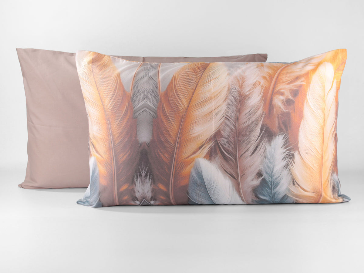 Completo letto matrimoniale INDIA con fantasia di piume nei toni arancio, marrone, grigio e azzurro.