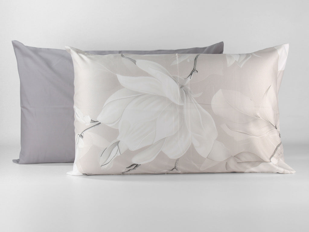 Completo letto matrimoniale PERLA con fantasia floreale nei toni del beige, tortora, bianco e grigio.