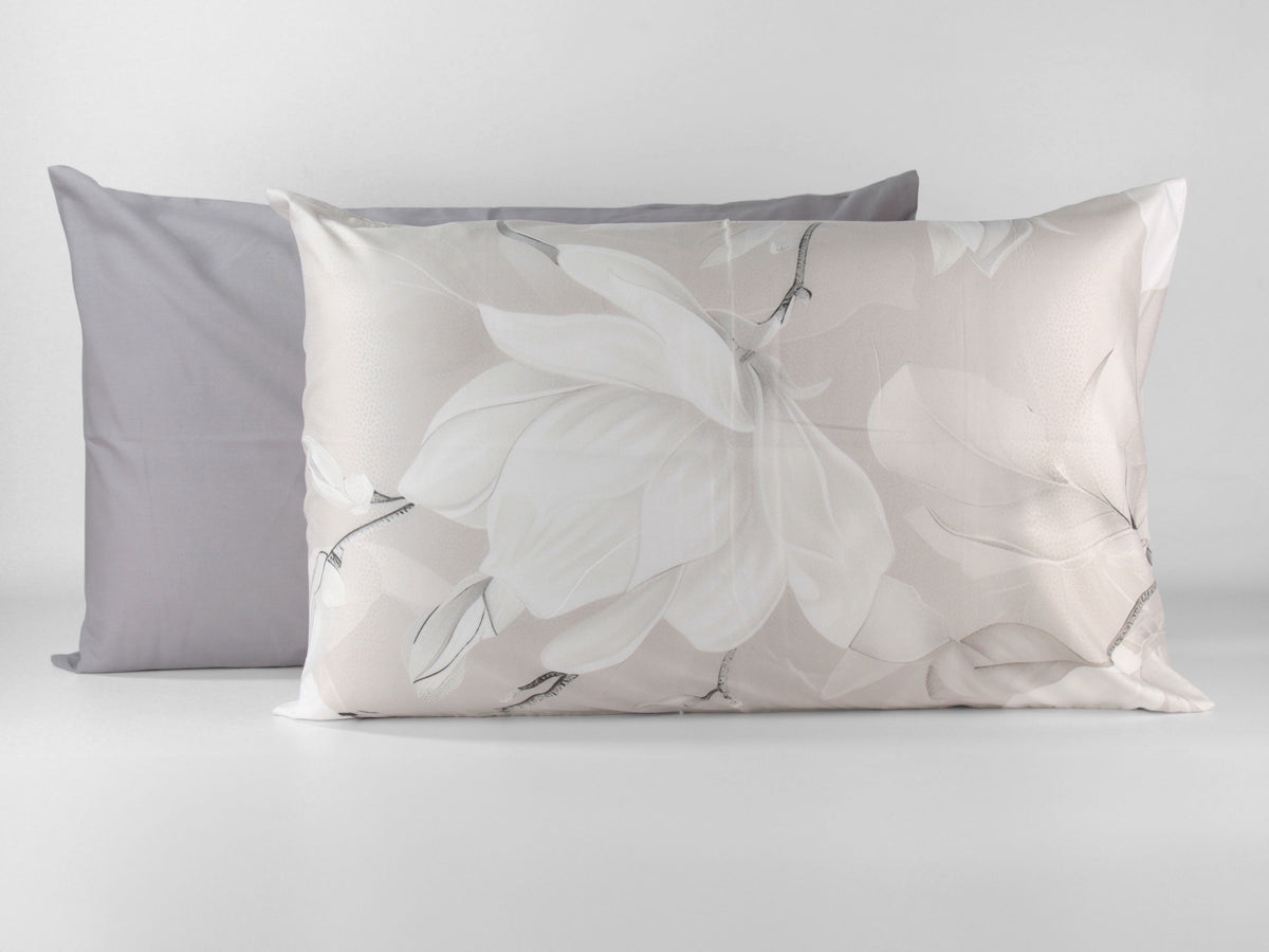 Completo letto matrimoniale PERLA con fantasia floreale nei toni del beige, tortora, bianco e grigio.