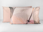 Completo letto matrimoniale RUNA con fantasia astratta nei toni del rosa cipria, beige, tortora e marrone.