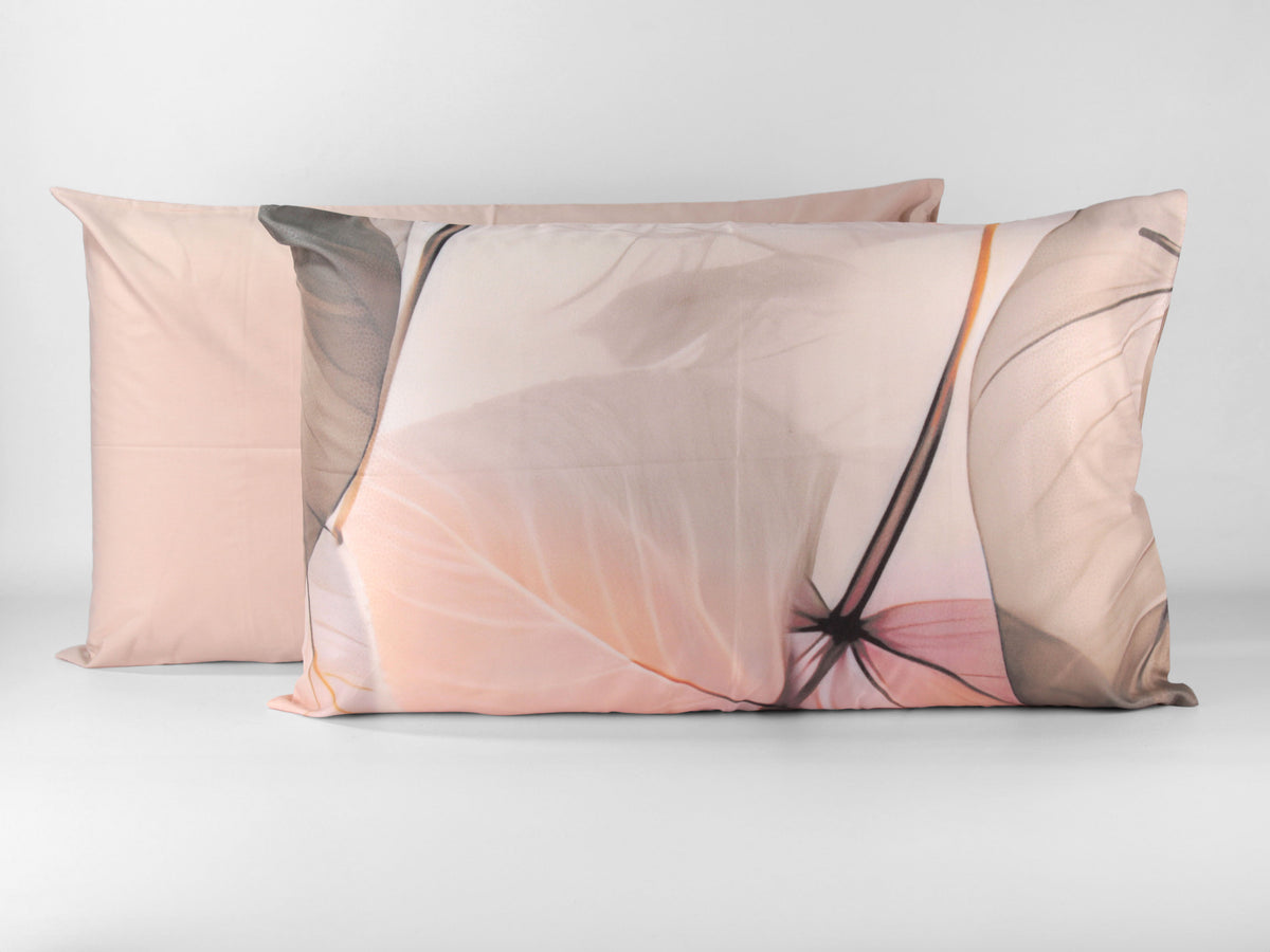 Completo letto matrimoniale RUNA con fantasia astratta nei toni del rosa cipria, beige, tortora e marrone.