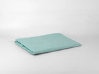 Lenzuolo sotto singolo ALBA 90×200 cm con angoli alti 25 cm, colore verde chiaro.