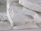 Topper matrimoniale NIVES bianco da 170 × 200 cm con imbottitura in vera piuma d’oca.