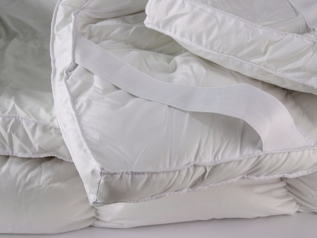 Topper matrimoniale NIVES bianco da 170 × 200 cm con imbottitura in vera piuma d’oca.