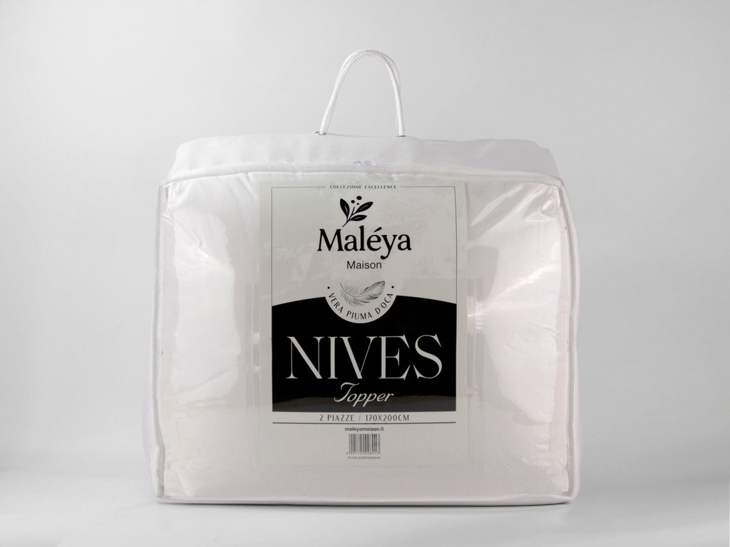 Topper matrimoniale NIVES bianco da 170 × 200 cm con imbottitura in vera piuma d’oca.