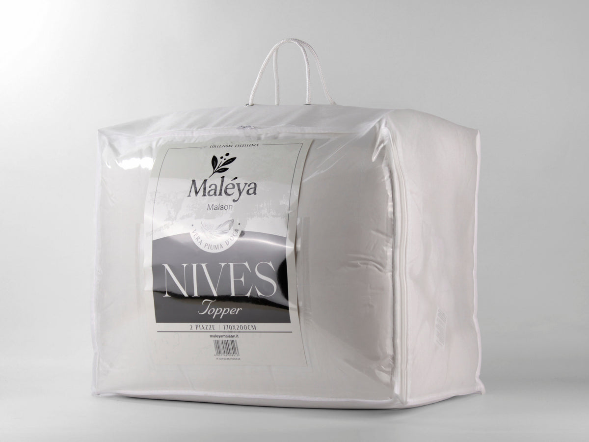 Topper matrimoniale NIVES bianco da 170 × 200 cm con imbottitura in vera piuma d’oca.