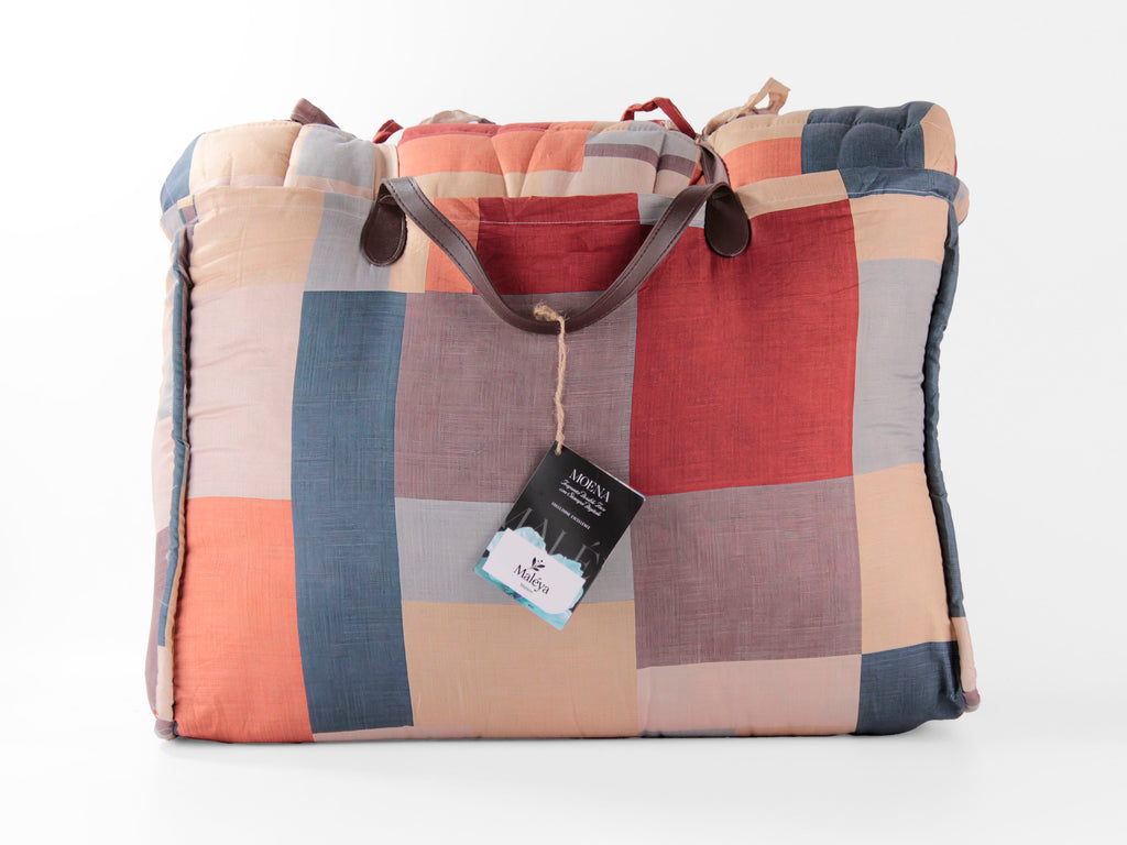 Piumone matrimoniale MOENA a due piazze con fantasia decorativa e lato interno in tinta coordinata.