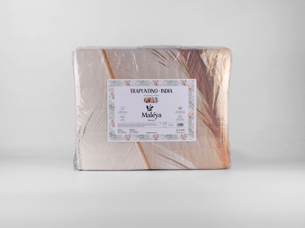 Trapuntino matrimoniale INDIA a due piazze con fantasia astratta nei toni del beige, marrone e grigio.