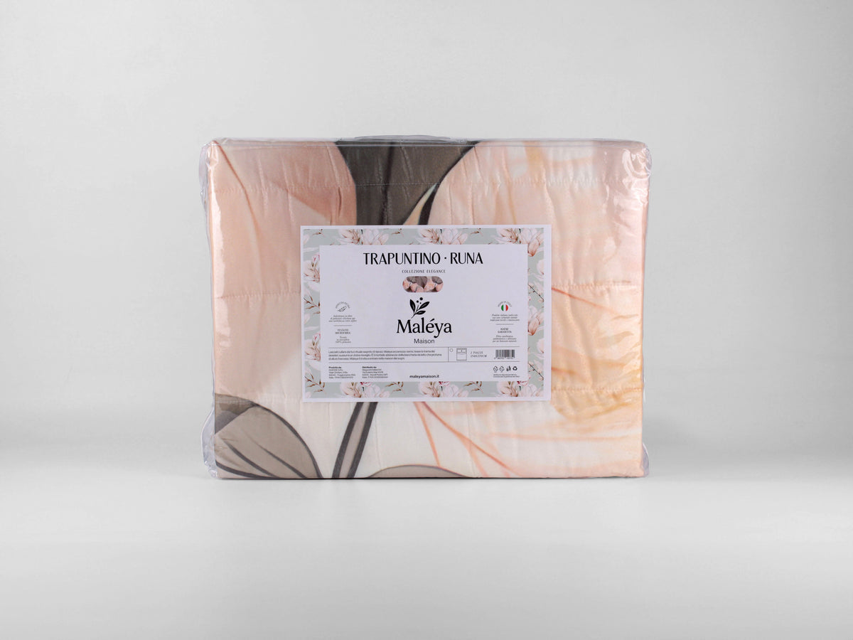 Trapuntino matrimoniale RUNA a due piazze con fantasia astratta nei toni del rosa cipria, beige e marrone.