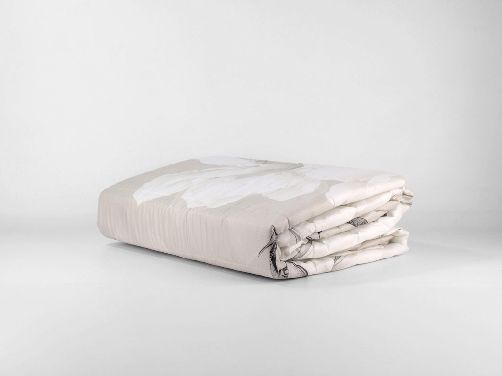 Trapuntino matrimoniale PERLA a due piazze con fantasia floreale nei toni del beige, tortora e grigio.