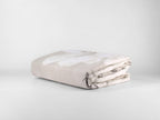 Trapuntino matrimoniale PERLA a due piazze con fantasia floreale nei toni del beige, tortora e grigio.
