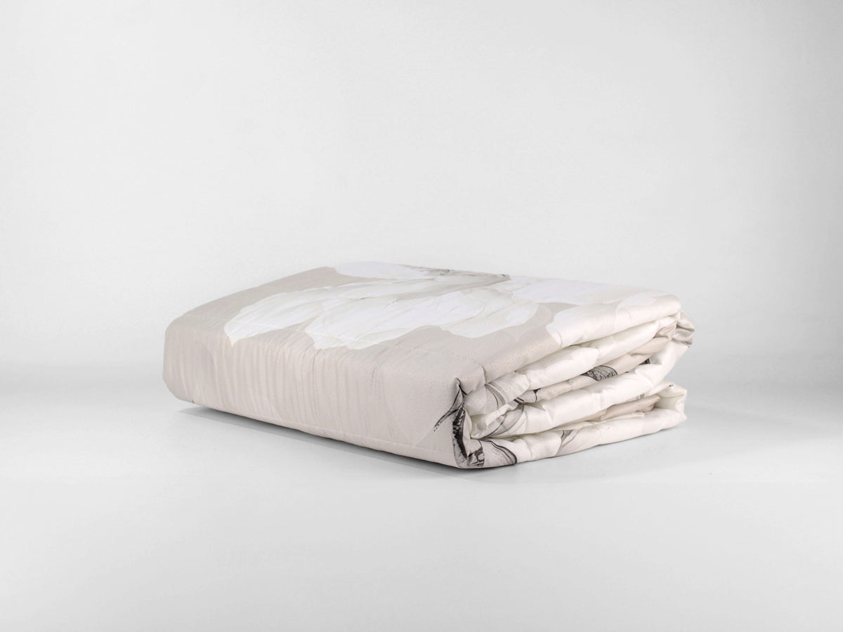 Trapuntino matrimoniale PERLA a due piazze con fantasia floreale nei toni del beige, tortora e grigio.