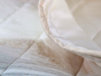 Trapuntino matrimoniale INDIA a due piazze con fantasia astratta nei toni del beige, marrone e grigio.