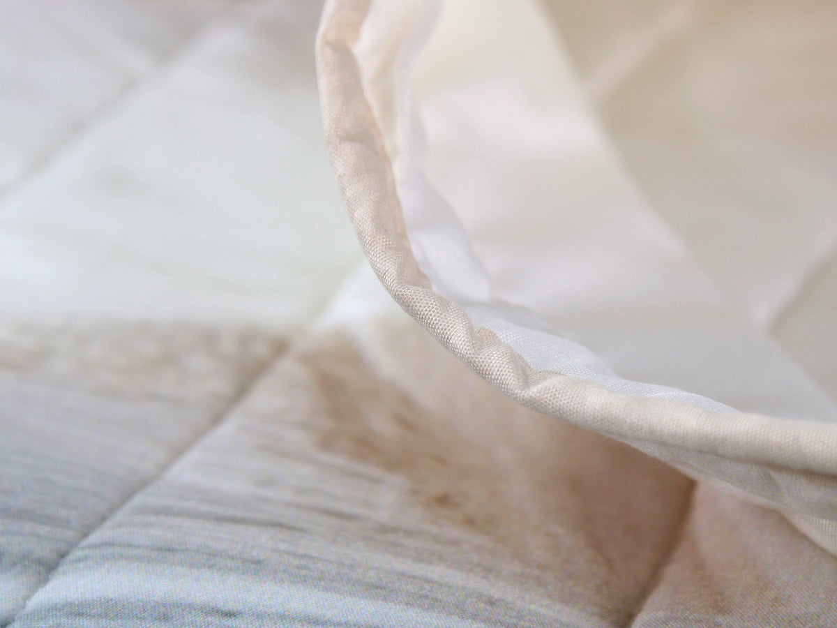 Trapuntino matrimoniale INDIA a due piazze con fantasia astratta nei toni del beige, marrone e grigio.
