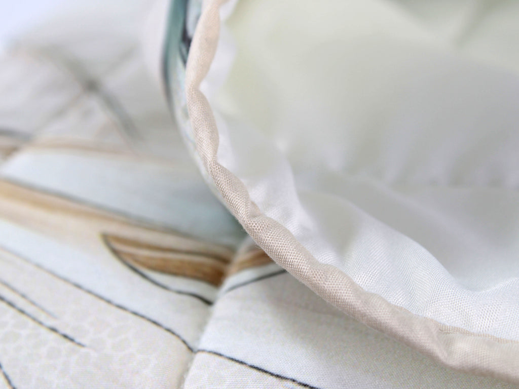 Trapuntino matrimoniale PALMA a due piazze con fantasia di grandi foglie verdi, beige e grigie.