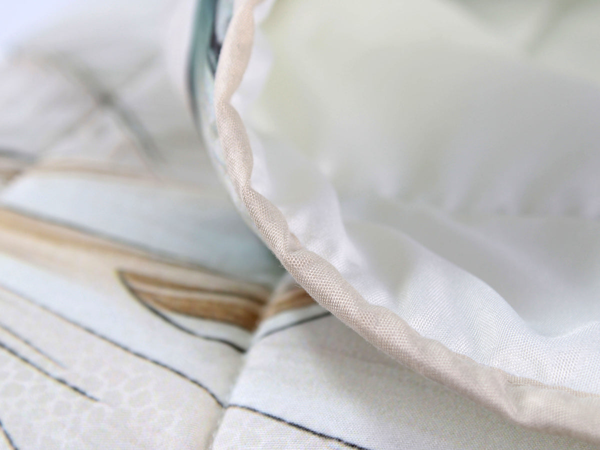 Trapuntino matrimoniale PALMA a due piazze con fantasia di grandi foglie verdi, beige e grigie.
