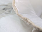 Trapuntino matrimoniale PERLA a due piazze con fantasia floreale nei toni del beige, tortora e grigio.