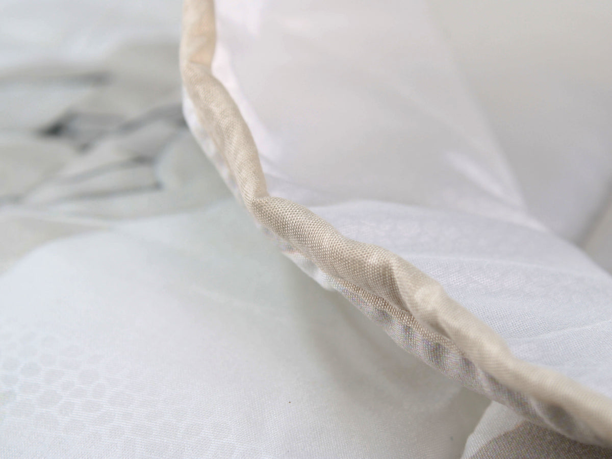 Trapuntino matrimoniale PERLA a due piazze con fantasia floreale nei toni del beige, tortora e grigio.